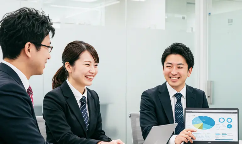 商談中のビジネスパーソンの写真